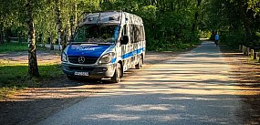 Wjechała BMW do lasu. Policja była bezwzględna