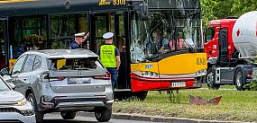 Wypadek z udziałem autobusu. Pasażerka w szpitalu
