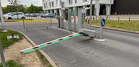 Incydent przy ratuszu. Szalony kierowca wyrwał szlaban