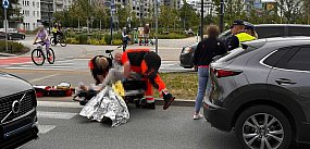 Wypadek przy rondzie. Rowerzystka w szpitalu
