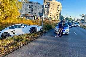 Porsche w rowie na Ursynowie. Kierowca chciał popisać się przed pasażerką-36866