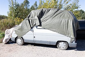 Ekologiczna bomba na parkingu na Kabatach? "Stoi i gnije, brak reakcji służb"-37001