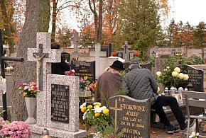 Savoir-vivre na 1 listopada. Jak się zachować podczas wizyty na cmentarzu?-37589