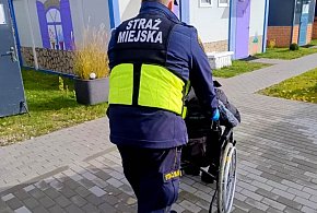 Siedział na wózku, przemoczony i wyziębiony. Dramatyczna interwencja!-37595