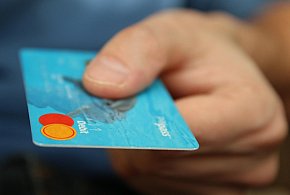 Fiskus skontroluje płatności kartą Polaków? Resort zabiera głos-37905