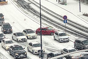 Fatalne warunki na drogach. Stłuczka w śniegu na Ursynowie-37955