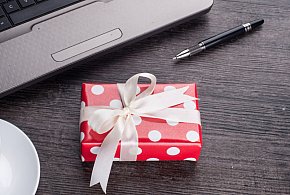 Świąteczna paczka może stać się problemem. Skarbówka patrzy z ukrycia-38120