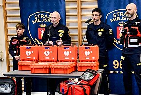 Kolejne defibrylatory w radiowozach Straży Miejskiej. Także na Ursynowie-38544