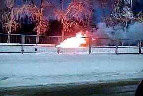 Płonął samochód na wysokości Ursynowa. Dwa pasy były zablokowane-38860