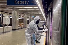 Wandale zatrzymali pociąg metra! W minutę zamalowali skład na Stokłosach