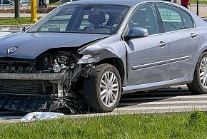 Wypadek na Pileckiego. Mitsubishi wjechało na czerwonym