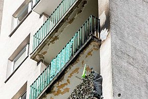 Pożar w wieżowcu na Ursynowie. Płonęły rzeczy na balkonie