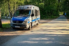 Wjechała BMW do lasu. Policja była bezwzględna