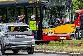 Wypadek z udziałem autobusu. Pasażerka trafiła do szpitala