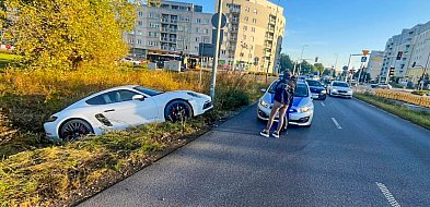 Porsche w rowie na Ursynowie. Kierowca chciał popisać się przed pasażerką-36866