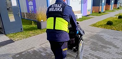 Siedział na wózku, przemoczony i wyziębiony. Dramatyczna interwencja!-37595
