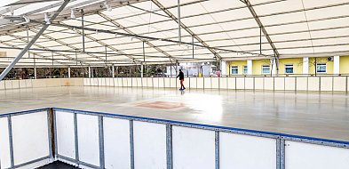 Ursynów: Lodowisko przy DOK już działa. Godziny otwarcia i cennik 2025-38142