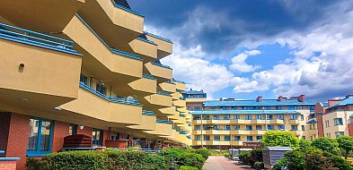 Marzenia o Zachodzie: architektoniczny karnawał Ursynowa lat 90.