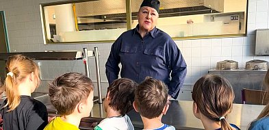 Pierwszaki z Kabat uczą, jak jeść zdrowo! Ambitny projekt w szkole na Ursynowie