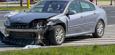 Wypadek na Pileckiego. Mitsubishi wjechało na czerwonym