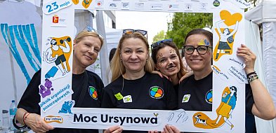 Kolory, muzyka i wielkie serca pod ratuszem. Piknik NGO wrócił na Ursynów