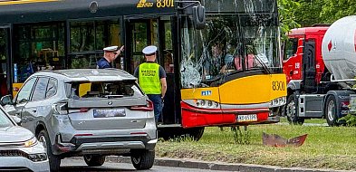 Wypadek z udziałem autobusu. Pasażerka trafiła do szpitala
