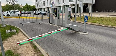 Incydent przy ratuszu. Szalony kierowca wyrwał szlaban