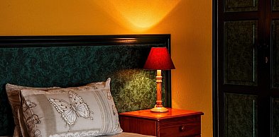 Szafki nocne sosnowe i drewniane meble salonowe – naturalna...