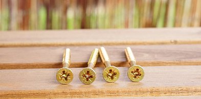 Wkręty do drewna ciesielskie – czym różnią się od zwykłych wkrętów?