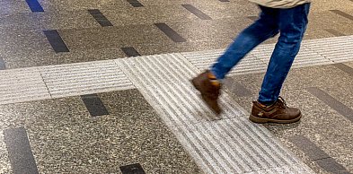 Koniec "lodowiska" na stacji Natolin. Znikną niebezpieczne listwy