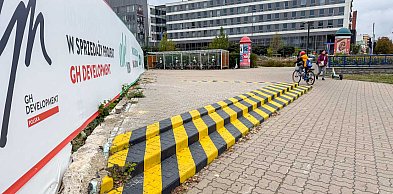 Betonowy próg po Multikinie niebezpieczny dla przechodniów. Kto go usunie?