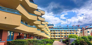 Marzenia o Zachodzie: architektoniczny karnawał Ursynowa lat 90.