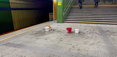 Wiadra na peronie stacji Imielin. Z sufitu metra na Ursynowie znów cieknie woda