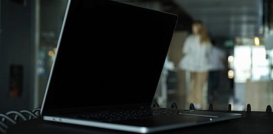 Czarny ekran w laptopie po włączeniu? Możliwe przyczyny!