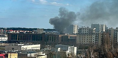 Pożar remontowanej strzelnicy na Migdałowej. Lądował śmigłowiec ratowniczy