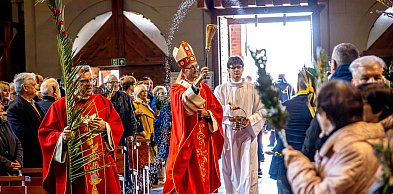 Niedziela Palmowa na Ursynowie. Arcybiskup Galbas poświęcił palmy