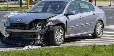 Wypadek na Pileckiego. Mitsubishi wjechało na czerwonym