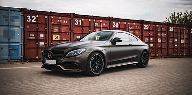 Jak bezpiecznie odmienić wygląd samochodu? Przewodnik po profesjonalnym oklejaniu