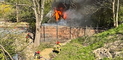 Akcja straży pożarnej na Orszady. Ogień zajął dach pustostanu!