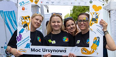 Kolory, muzyka i wielkie serca pod ratuszem. Piknik NGO wrócił na Ursynów