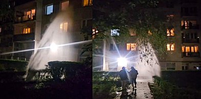 Woda lała się do drugiego piętra. Nocna awaria na Belgradzkiej