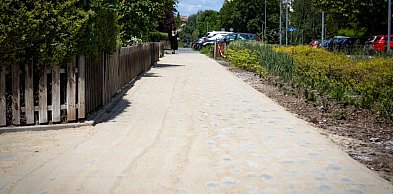 Kontrowersyjny remont chodnika na Dembego. "Tylko, żeby wydać pieniądze"