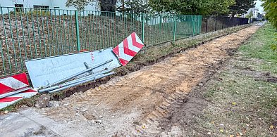 Koniec „fal asfaltu” na chodniku przy Stryjeńskich. Ruszył remont-37019