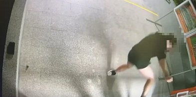 Demolka w szkole to nie wszystko! Włamywacz uszkodził auta i ukradł rower-37026
