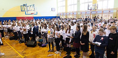 Rozśpiewana podstawówka na Kabatach! Nietypowe uczczenie Święta Niepodległości-37709