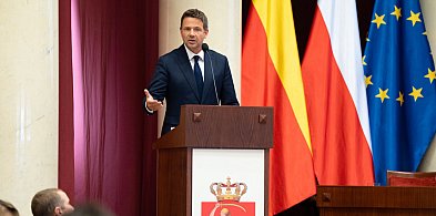 Prezydent Warszawy dostał maksymalną podwyżkę! Ile teraz zarabia?-37910