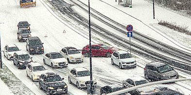 Fatalne warunki na drogach. Stłuczka w śniegu na Ursynowie-37955