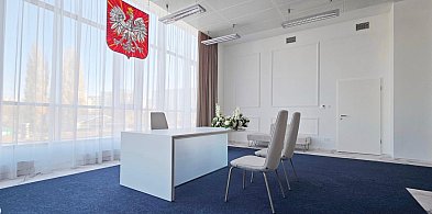 Biel, marmur, granat i złoto. Sala ślubów na Ursynowie po remoncie-38007