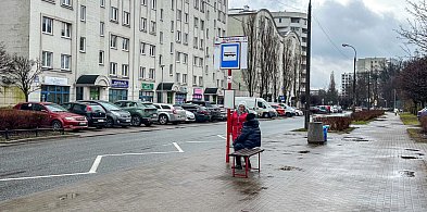 Wiaty były, zniknęły i… nie chcą ich oddać. Lanciego moknie, czekając na autobus-38532