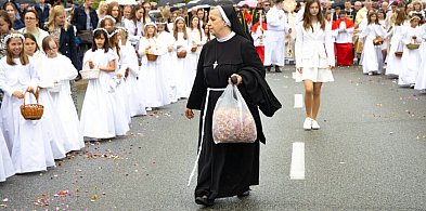 Mżawka, śpiew i tłum wiernych. Największa procesja przeszła Aleją KEN